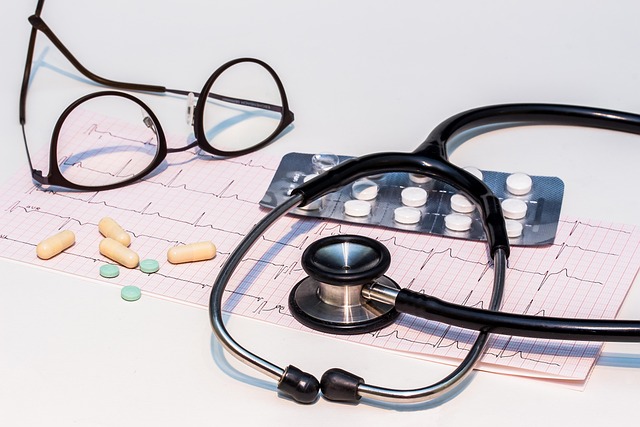 Elettrocardiogramma e stetoscopio per la valutazione aritmologica
